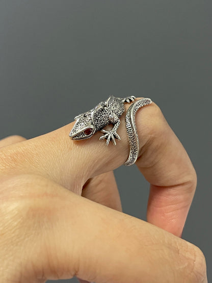 The Emerald-Eyed Gecko Ring