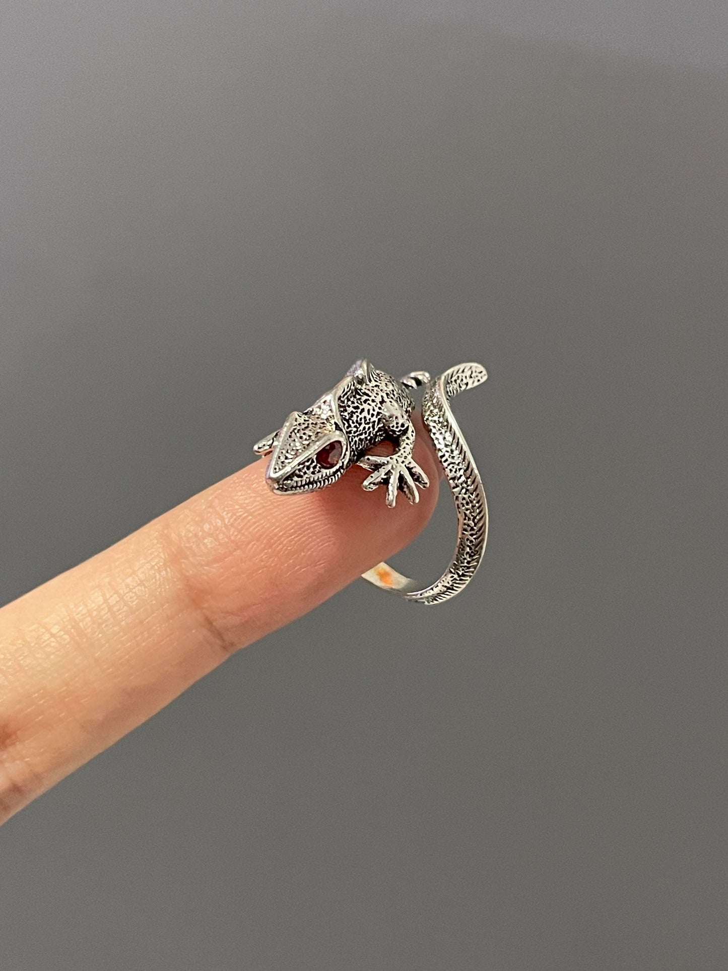 The Emerald-Eyed Gecko Ring