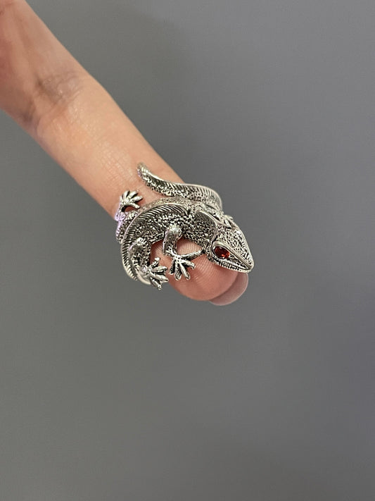 The Emerald-Eyed Gecko Ring